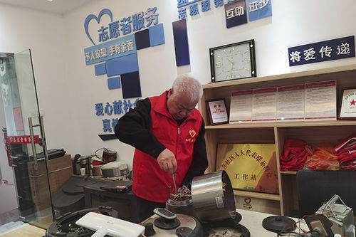 王裕国 岳阳古稀老人退休二十多年 义务修理电器达千余件